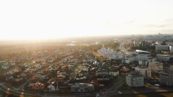 Drone che vola sopra il quartiere interno della casa periferica, edifici della città e parchi panorama a Minsk, Bielorussia durante l'alba. — Video Stock