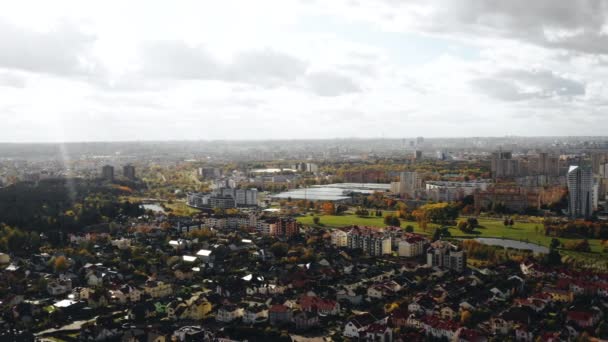 Dron lecący wysoko nad pięknym wewnętrznym przedmieściem, panorama budynków i parków jesienią w Mińsku, Białoruś. — Wideo stockowe