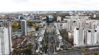 İnsansız hava aracı Minsk, Belarus 'taki Ulusal Kütüphane' ye doğru uçuyor. Şehrin güzel caddeleri ve apartman binaları üzerinde.