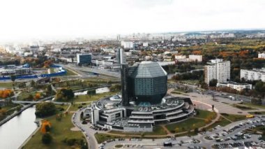 İnsansız hava aracı Belarus, Minsk 'teki Ulusal Kütüphane binasında uçuyor. Güzel sonbahar megapolis manzarası.