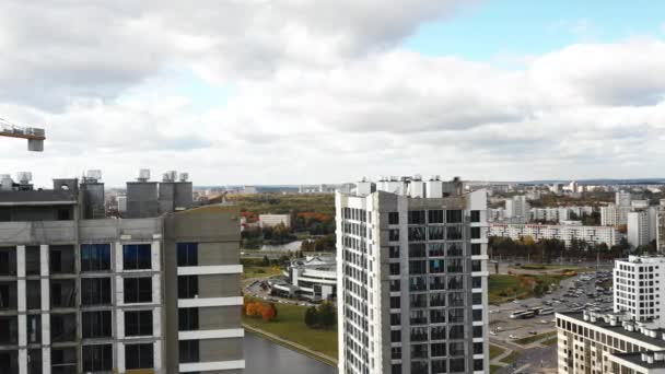 Plano aéreo de edificios de bloques de apartamentos torre de la ciudad en construcción cerca de Monumento Biblioteca Nacional en Bielorrusia, Minsk. — Vídeos de Stock