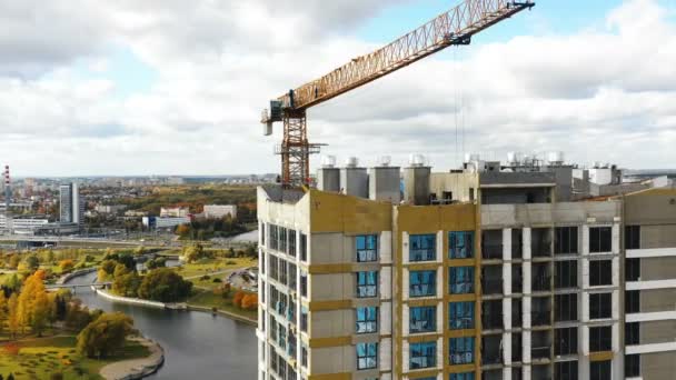 Drone volando grandes bloques de apartamentos torre en construcción revelando majestuosa Biblioteca Nacional de Bielorrusia, Minsk. — Vídeos de Stock