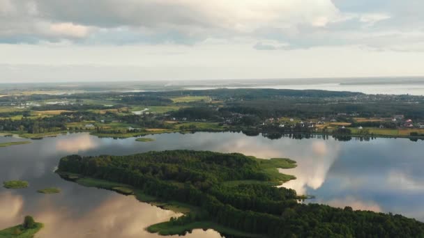大きな湖、緑の森の木々やブラスラフ、ベラルーシの小さな絵のような町の信じられないほどの空中背景ビュー. — ストック動画