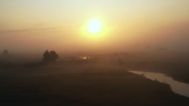 Sisli vadi üzerinde inanılmaz atmosferik üstgeçit ve yoğun sisle kaplı kıvrımlı nehir destansı gün doğumuna doğru.