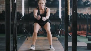 İrade ve motivasyon, genç fit atletik sarışın kadın uzun atlama. Ağır çekimde aşırı antrenman..