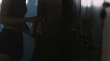 Güzel, genç, sarışın, spor salonundaki sarışın kadın spor yapmaya hazırlanıyor. Rekabet stresiyle başa çıkıyor..