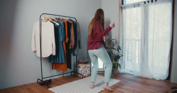 행복 한 젊은 백인 금발 여자 춤, 아늑 한 옷 방에서 편안 한 느낌 거울을 즐기는 즐거움. — 비디오