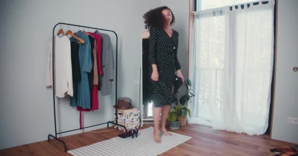 Genießen Sie neuen Look. Glückliche junge schöne afroamerikanische Modebloggerin, die sich im gepunkteten Kleid am Spiegel dreht. — Stockvideo
