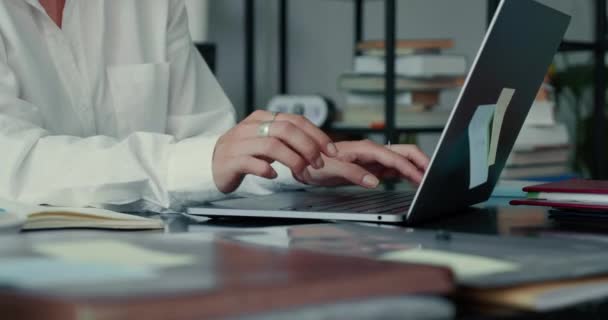 Női kezek, elegáns gyűrűvel, laptop gépelési üzenettel a modern könnyű irodaasztalnál. Az online munka koncepciója — Stock videók