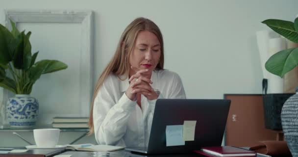 Serious enfocado atractivo exitoso 30s rubia jefe mujer de negocios que trabaja en línea en la mesa de oficina moderna utilizando el ordenador portátil. — Vídeo de stock