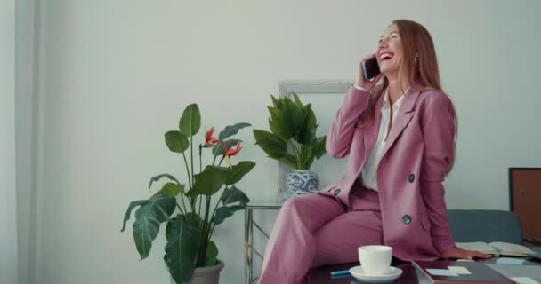 5G MOBILE CONNECTION. Joyeux succès belle femme d'affaires parle au téléphone avec des amis au bureau léger lieu de travail. — Video