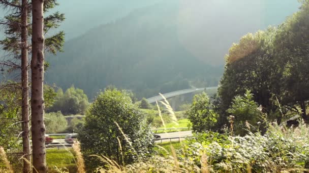 Dağlarda bir yol otomobili — Stok video