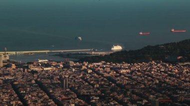 Bir feribot liman Barcelona için geldi. Zaman atlamalı