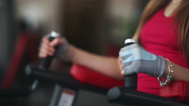 Una hermosa mujer joven entrena en el gimnasio — Vídeo de stock