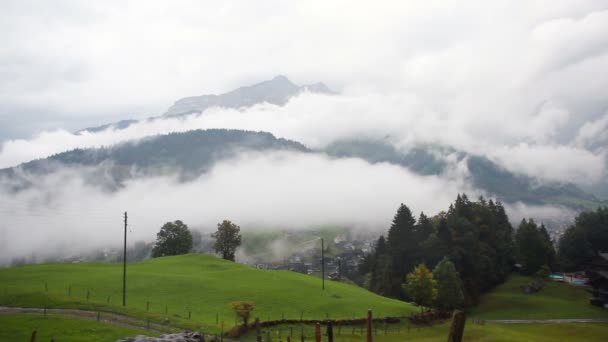 Molnen flytande i höga berg i Schweiz. Tidsinställd — Stockvideo