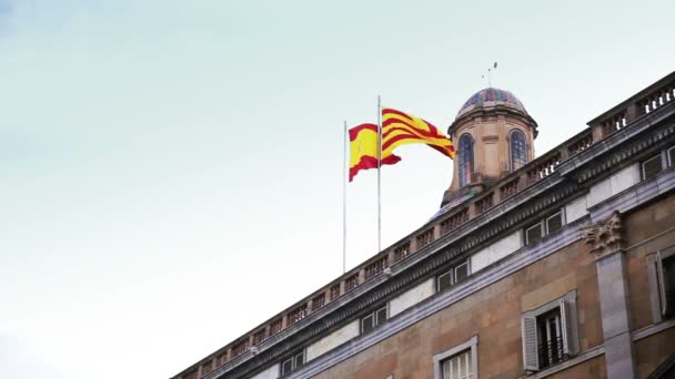 Размахивая флагами Испании и Каталонии — стоковое видео