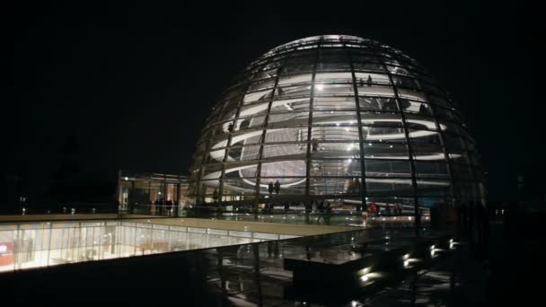 A cúpula do Reichstag Berlim Alemanha tempo de exibição da noite caducar — Vídeo de Stock