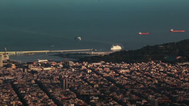 Bir feribot liman Barcelona için geldi. Zaman atlamalı — Stok video