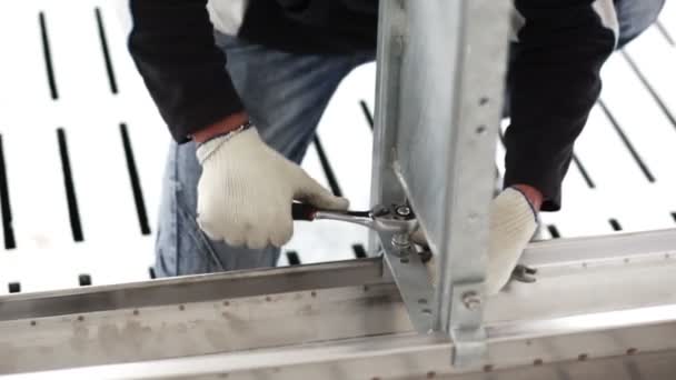 Arbeiders bouwen een metalen structuur-wrenc — Stockvideo