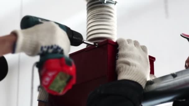 Los trabajadores instalan el alimentador con un destornillador — Vídeos de Stock
