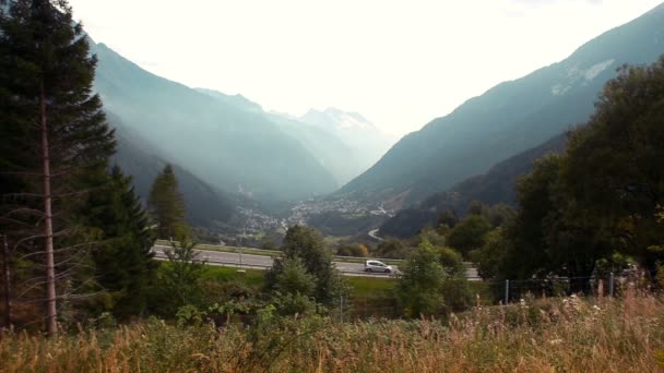 Coches van en un camino de montaña en las montañas en Swizerland — Vídeos de Stock