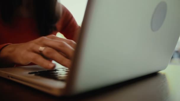 Жінка працює на ноутбуці, комп'ютер у кафе. повзунок ліворуч — стокове відео
