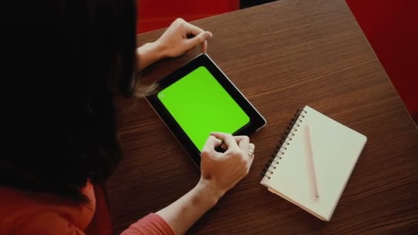 Женщина работает над планшетом, блокнотом. зеленый экран — стоковое видео