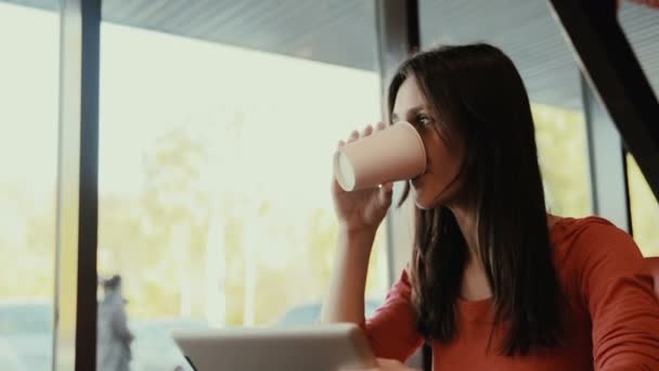 Mulher usando tablet touchscreen computador no café — Vídeo de Stock