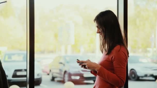 Žena odesílání zpráv s mobilním telefonem — Stock video