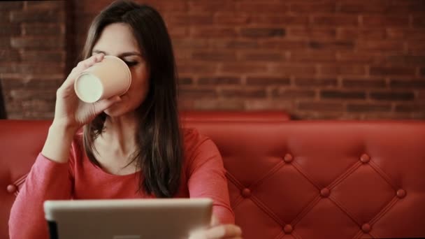 Kafede kahve içme tablet bilgisayar dokunmatik ekran, kullanan kadın — Stok video