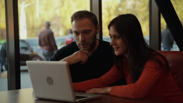 Fidanzato e fidanzata al caffè con un computer portatile — Video Stock