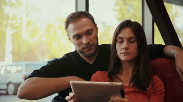 Pareja joven usando tableta digital. cafetería — Vídeos de Stock