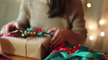Kadınların elleri Noel hediyeleri evde kaydırma