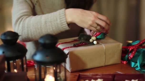 Las manos de las mujeres envolviendo regalos de Navidad en casa — Vídeos de Stock