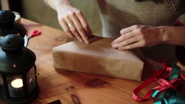 Las manos de las mujeres envolviendo regalos de Navidad en casa — Vídeos de Stock