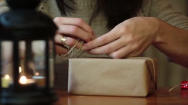 Las manos de las mujeres envolviendo regalos de Navidad en casa — Vídeos de Stock