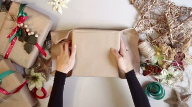 Kadın Noel sarma sunar. zaman atlamalı