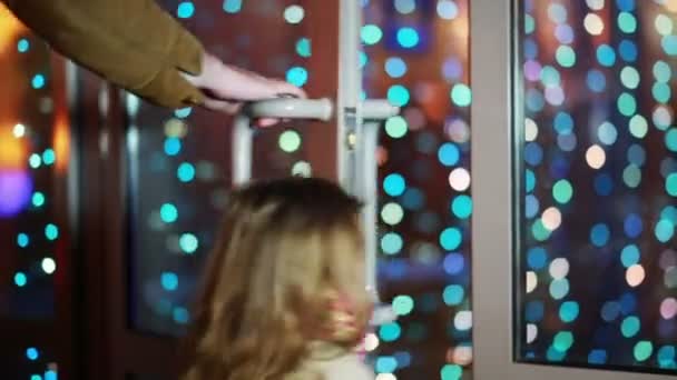 La veille de Noël, la famille ouvre la porte 