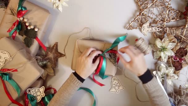 크리스마스 선물을 포장 하는 상위 뷰 여자 — 비디오