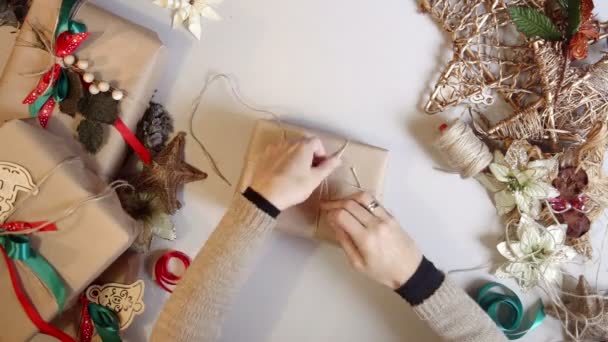 Bovenaanzicht. christmas Wrapping presenteert. time-lapse — Stockvideo