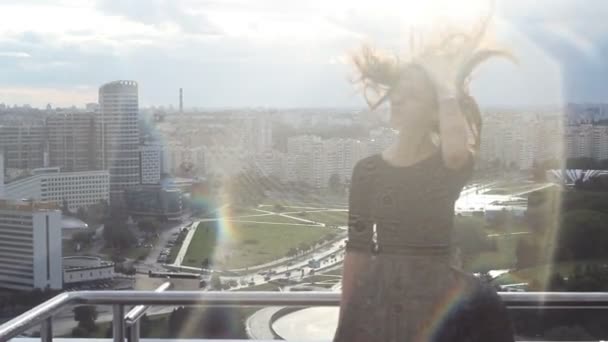 Élvezi a naplementét, a tetőről gyönyörű nő — Stock videók