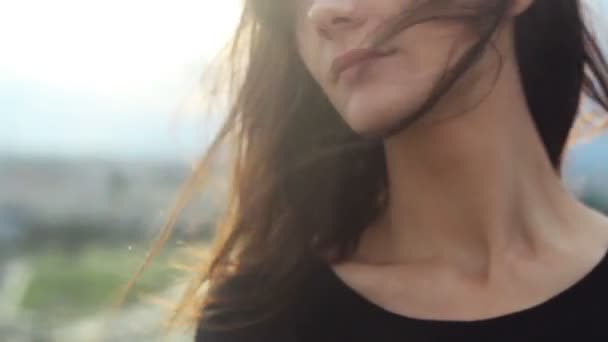 Ветер дует волосы красивой молодой женщины — стоковое видео