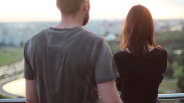 Beautiful couple embrace on background of the city — Stock Video