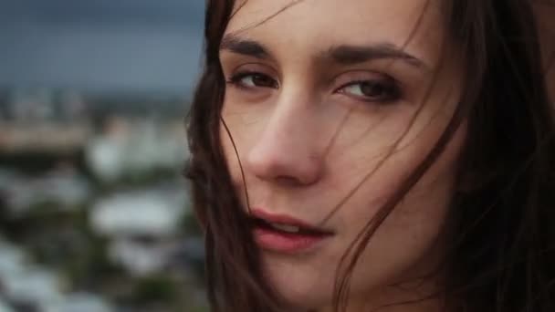 Vent soufflant les cheveux de belle jeune femme 