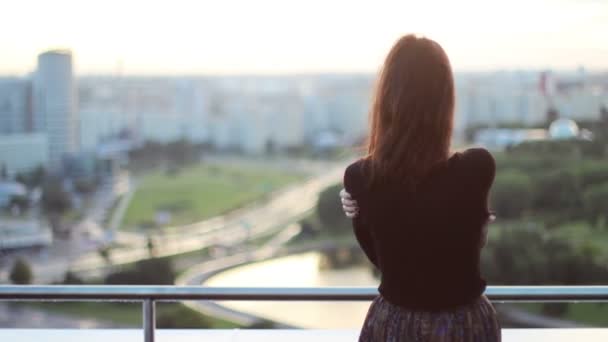 Hermosa pareja abrazo en el fondo de la ciudad — Vídeos de Stock