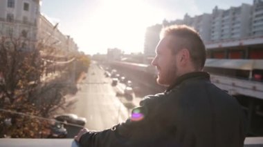 Köprüde duran ve birisiyle konuşuyor adam