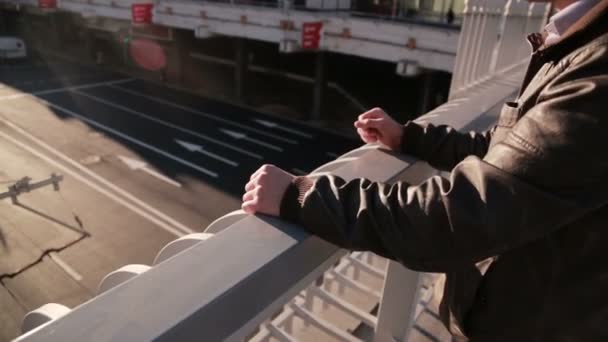 Man kijkt naar verkeer in de stad in de zonsondergang — Stockvideo