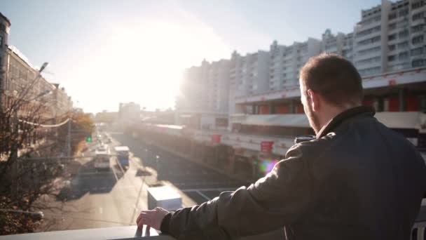 El hombre mira el tráfico en la ciudad, bebiendo café — Vídeos de Stock