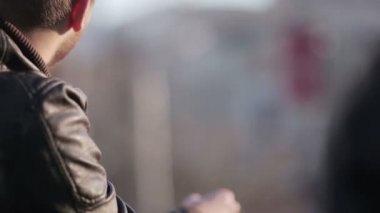 Köprüde duran ve birisiyle konuşuyor adam