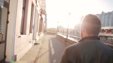 Sokakta yürüyen bir adam